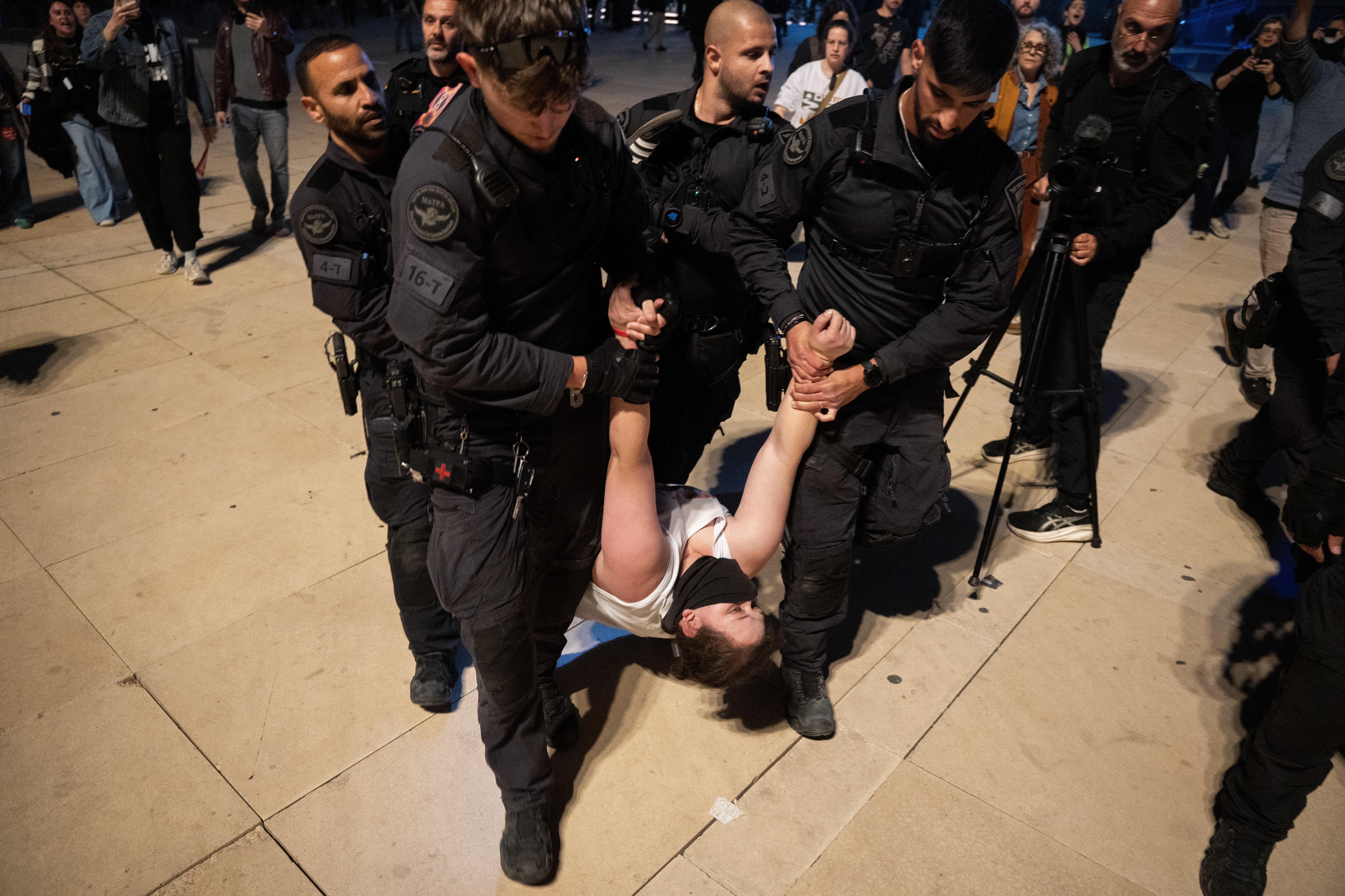 Israelische Sicherheitskräfte tragen bei einer Demonstration am 04.04.2026 in Tel Aviv eine Demonstrantin weg