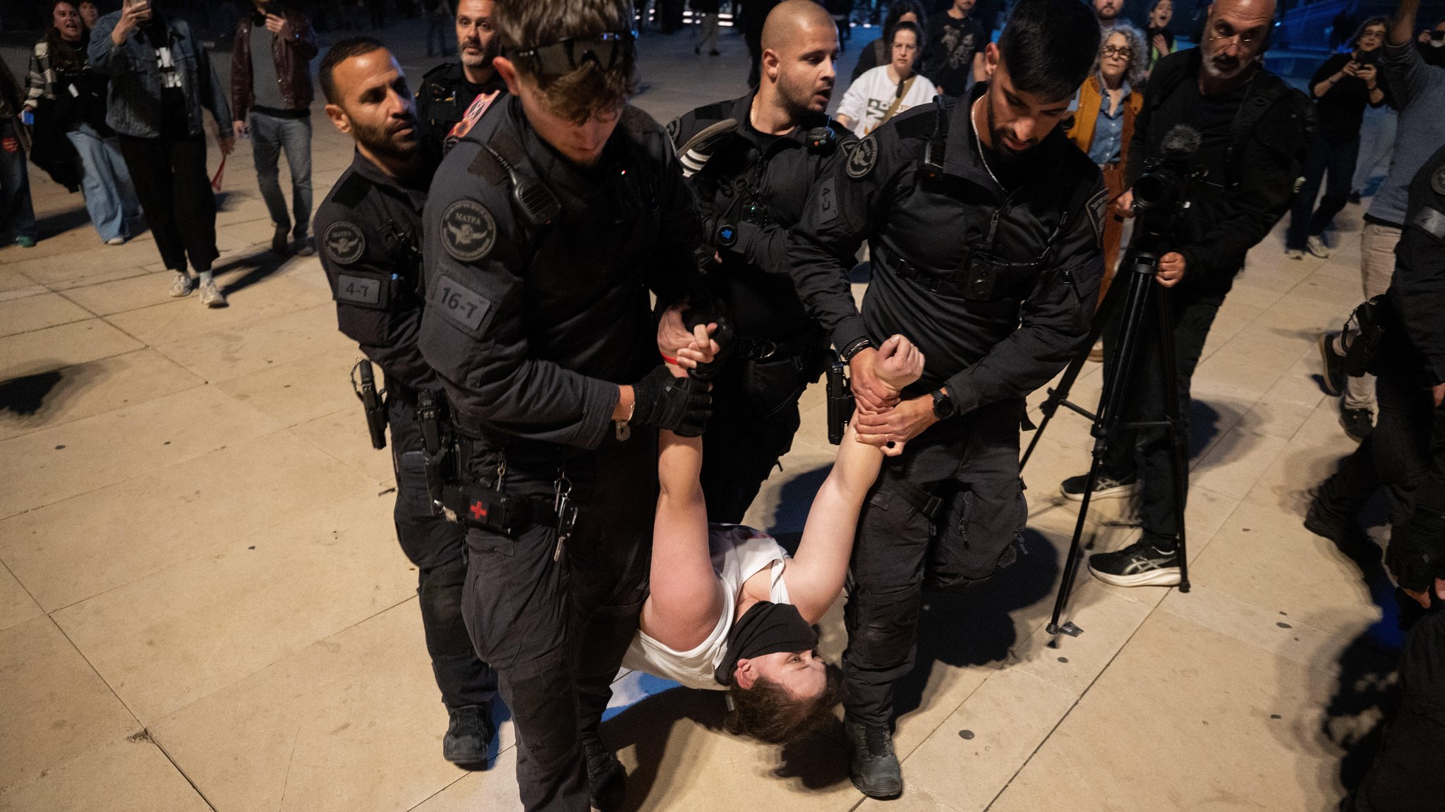 Israelische Sicherheitskräfte tragen bei einer Demonstration am 04.04.2026 in Tel Aviv eine Demonstrantin weg