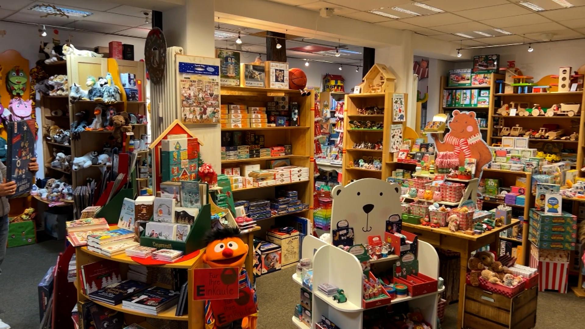 Spielsachen in Regalen in der "Spielerei" in Schwabach