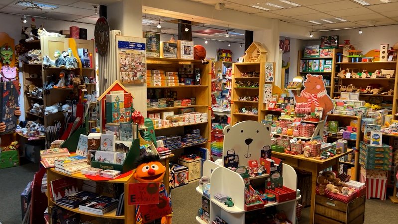 Spielsachen in Regalen in der "Spielerei" in Schwabach | Bild: BR24 Spielsachen in Regalen in der "Spielerei" in Schwabach