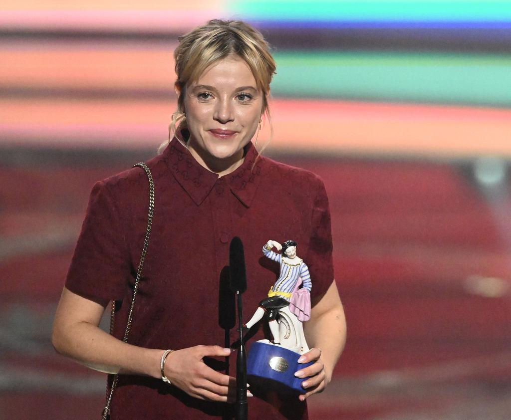 24.01.2025, Bayern, München: Jella Haase spricht über ihren Preis als Beste Darstellerin auf der Bühne während der Show im Prinzregententheater. Hier wird der 46. Bayerische Filmpreis verliehen. Foto: Felix Hörhager/dpa +++ dpa-Bildfunk +++