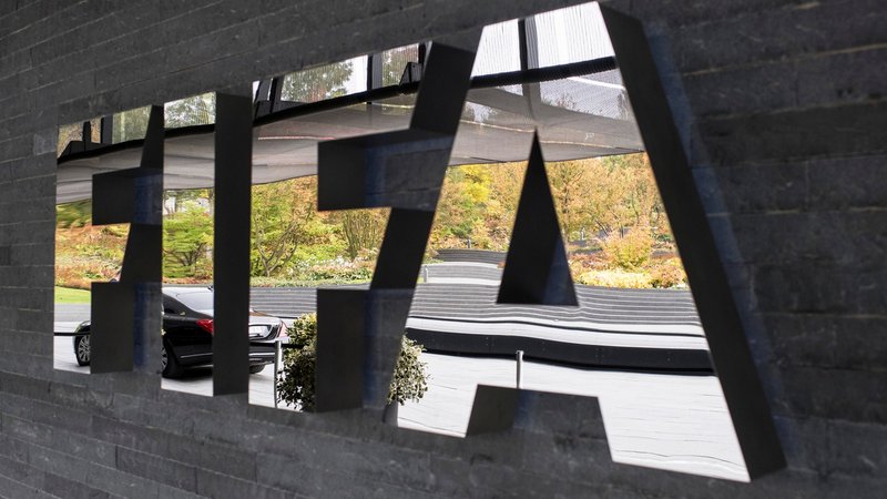 ARCHIV - 14.10.2016, Schweiz, Zürich: Das Logo der FIFA ist außen am Hauptsitz des Weltfußballverbandes zu sehen. (zu dpa: «EuGH entscheidet zu Transferregeln der FIFA») Foto: Ennio Leanza/epa/dpa +++ dpa-Bildfunk +++ | Bild: dpa-Bildfunk/Ennio Leanza ARCHIV - 14.10.2016, Schweiz, Zürich: Das Logo der FIFA ist außen am Hauptsitz des Weltfußballverbandes zu sehen. (zu dpa: «EuGH entscheidet zu Transferregeln der FIFA») Foto: Ennio Leanza/epa/dpa +++ dpa-Bildfunk +++