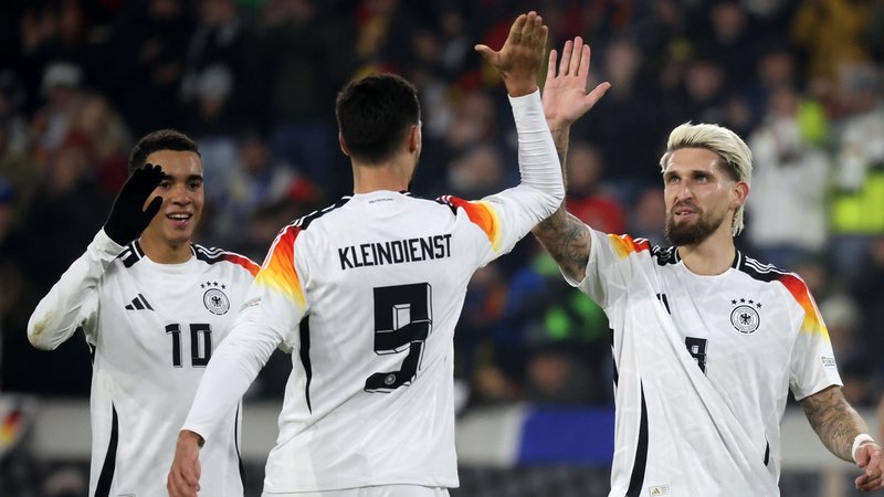 Jamal Musiala, Tim Kleindienst und Robert Andrich beim Torjubel | Bild: picture-alliance/dpa Jamal Musiala, Tim Kleindienst und Robert Andrich beim Torjubel