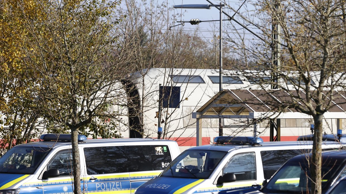 Großeinsatz von Polizei und Rettungskräften am Bahnhof von Seubersdorf am vergangenen Samstag