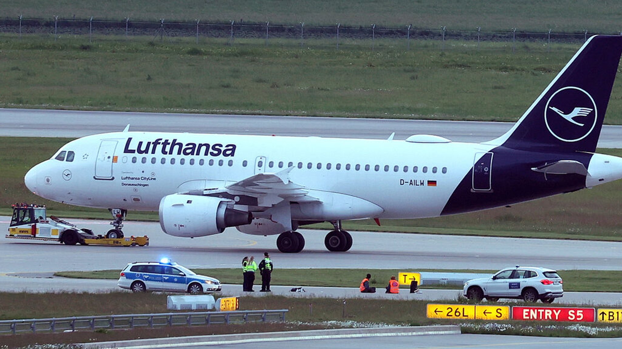 Nach Flughafen-Blockade: Zehn Klimaaktivisten festgenommen