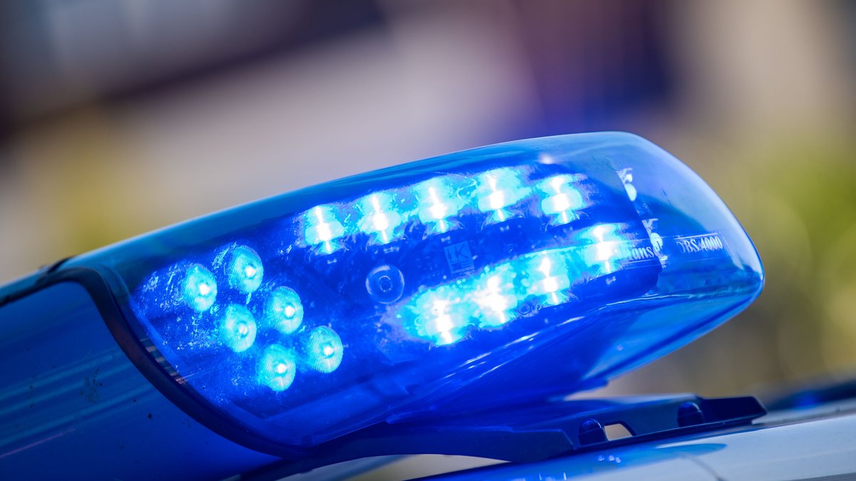 Ein Blaulicht ist auf dem Dach eines Polizeifahrzeugs (Symbolbild)
