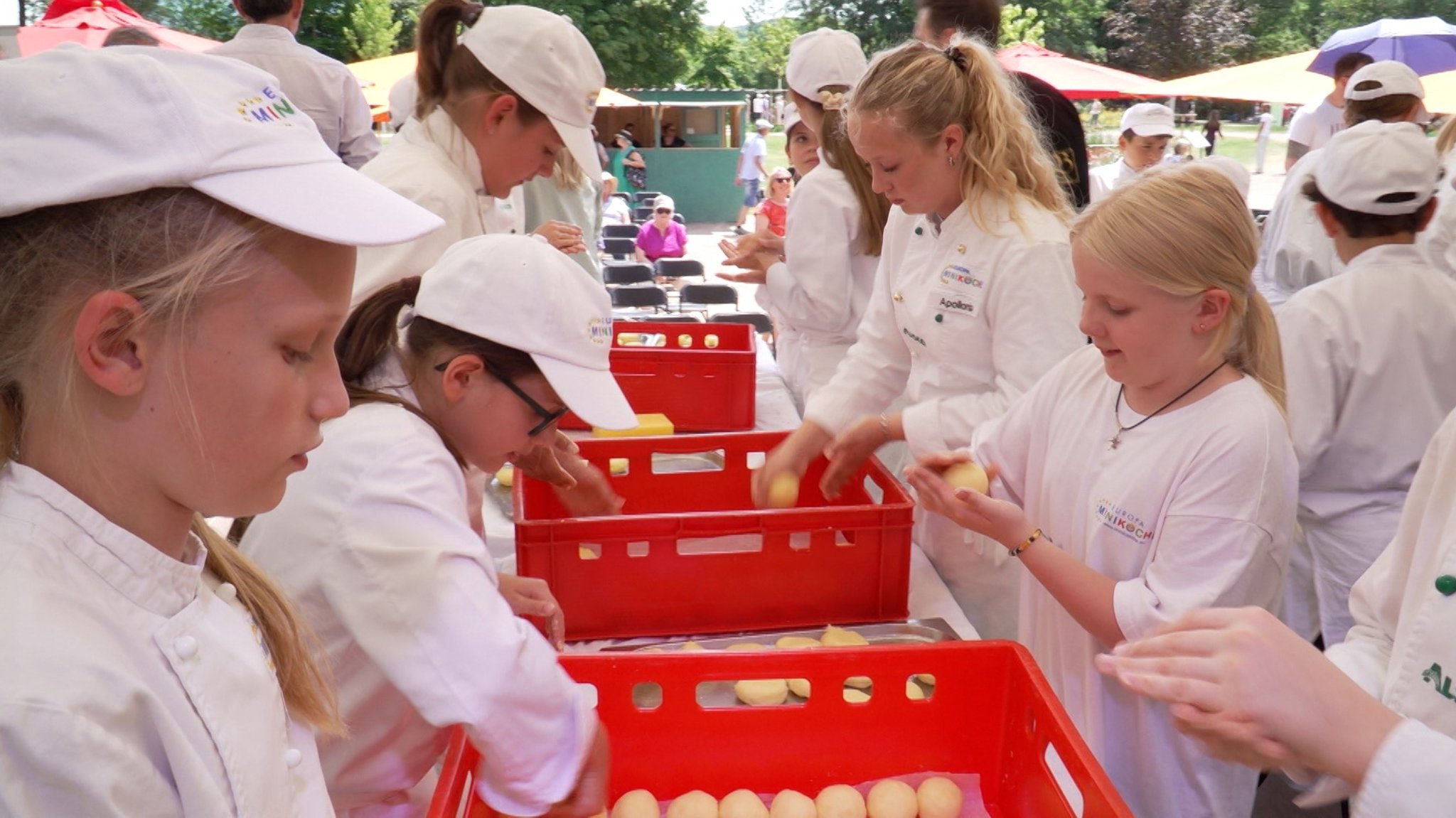 Kinder drehen Knödel.