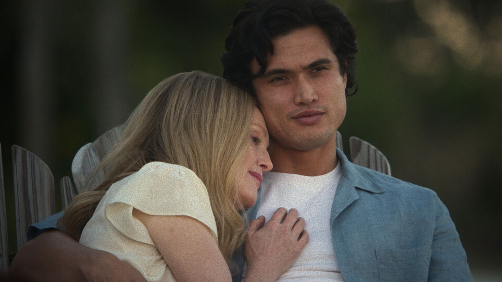 Julianne Moore als Gracie Atherton-Yoo mit Charles Melton als Joe in einer Szene des Films "May December"