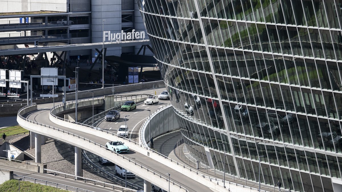 Yamamotos Cirkle am Flughafen Zürich inmitten der Autobahnauffahrten