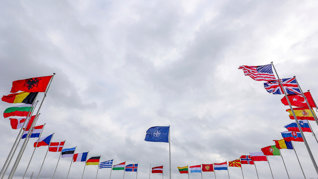 Die Nato-Fahne (Mitte) und die der Nato-Mitgliedsländer wehen vor dem Nato-Hauptquartier. 