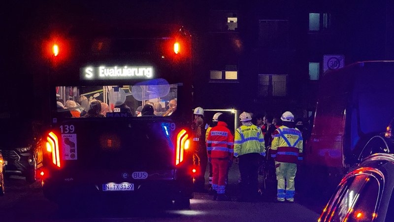 In Nürnberg hat es in einer Obdachlosenunterkunft gebrannt. 34 Personen wurden evakuiert und anschließend in einem Bus der VAG (Verkehrs-Aktiengesellschaft Nürnberg) versorgt. | Bild: news5/ Sven Grundmann In Nürnberg hat es in einer Obdachlosenunterkunft gebrannt. 34 Personen wurden evakuiert und anschließend in einem Bus der VAG (Verkehrs-Aktiengesellschaft Nürnberg) versorgt.