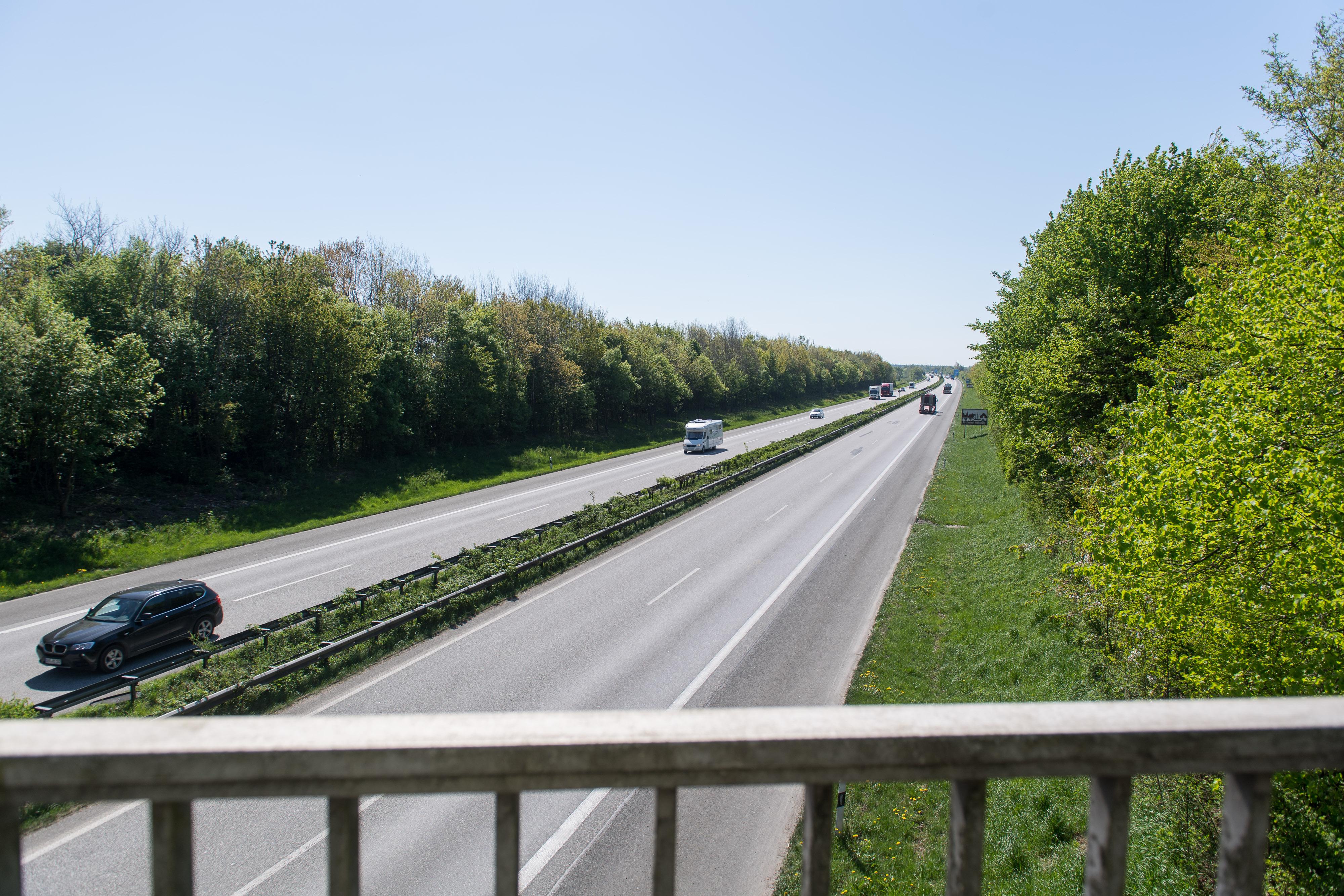 Symbolbild Steinewerfer an Schnellstraße.