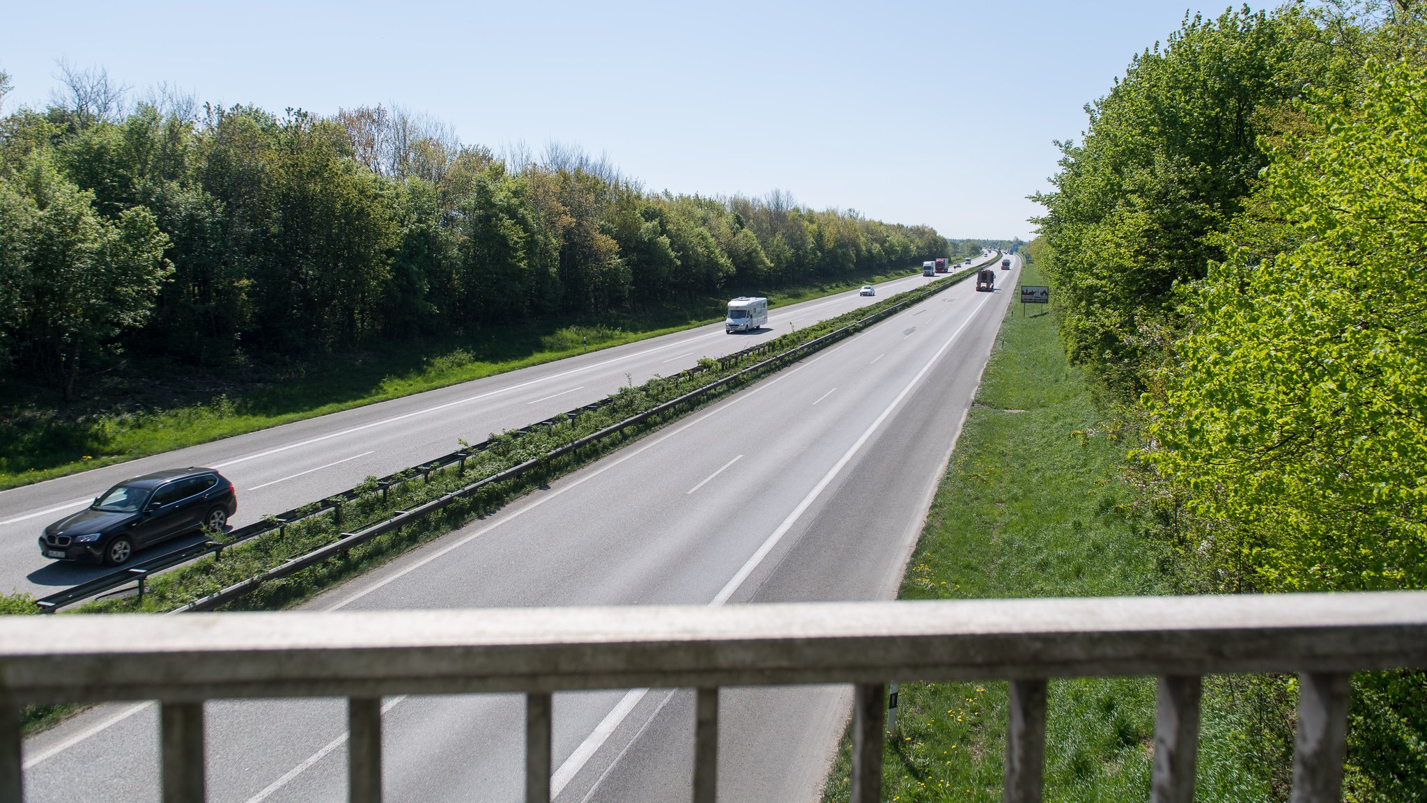 Symbolbild Steinewerfer an Schnellstraße.