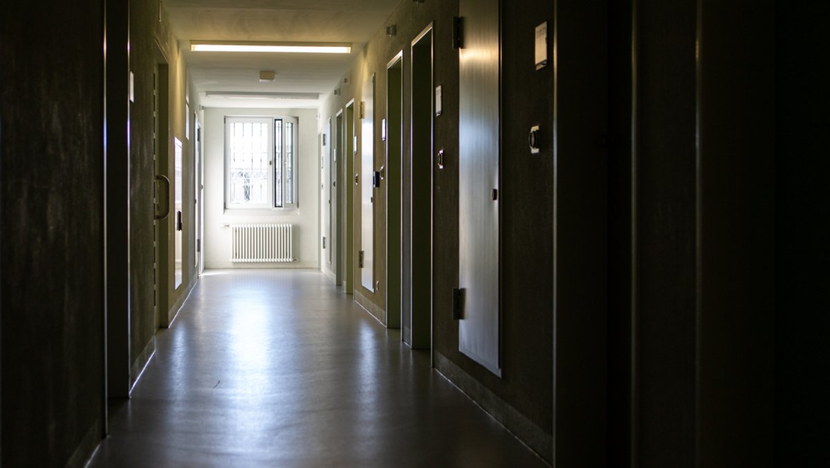 Blick in den Gang einer Justizvollzugsanstalt. (Symbolbild)