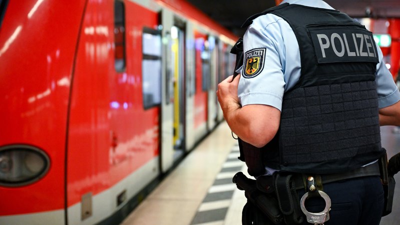 Ein Bundespolizist steht am Hauptbahnhof an einer S-Bahn. | Bild: picture alliance/dpa | Sven Hoppe Ein Bundespolizist steht am Hauptbahnhof an einer S-Bahn.