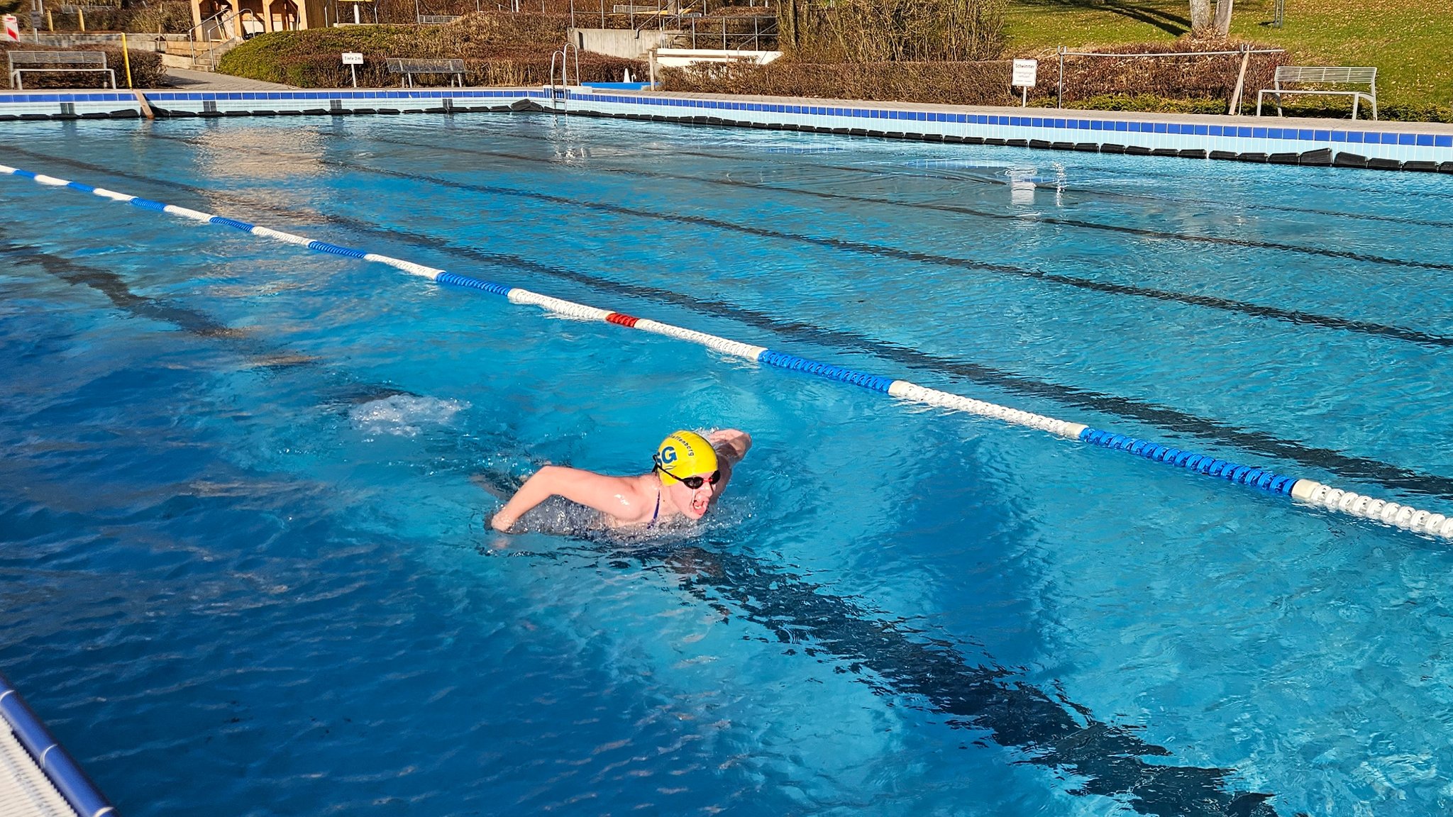 Christina Gockeln aus Mallersdorf-Pfaffenberg trainiert im eikalten Freibadbecken für die nächste WM im Eisschwimmen.