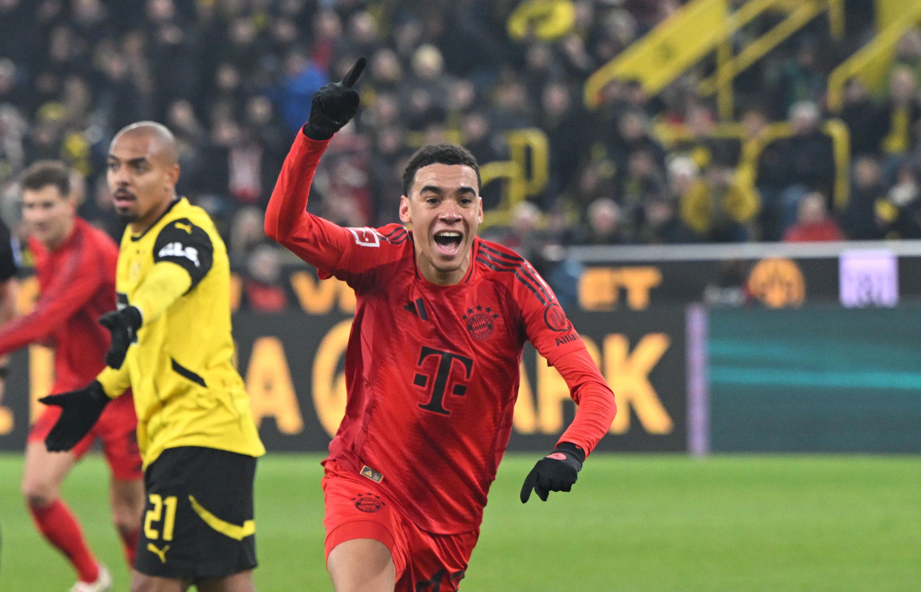 30.11.2024, Nordrhein-Westfalen, Dortmund: Fußball: Bundesliga, Borussia Dortmund - Bayern München, 12. Spieltag, Signal Iduna Park. Münchens Jamal Musiala jubelt über sein Tor zum 1:1. 