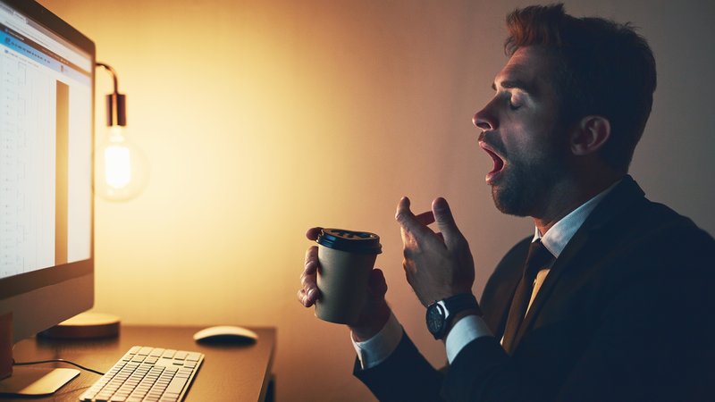 Müde vor dem Computer - Koffein als Wachmacher? Besser nicht. Koffeingenuss vor dem Schlafengehen hält auch unser Gehirn wach, so eine Studie. | Bild: colourbox.com/Stockfoto/Peopleimages.com Müde vor dem Computer - Koffein als Wachmacher? Besser nicht. Koffeingenuss vor dem Schlafengehen hält auch unser Gehirn wach, so eine Studie.