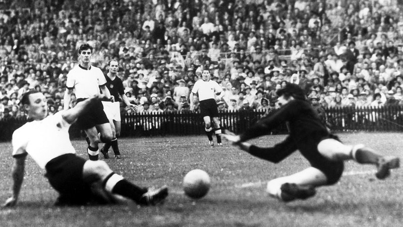 Max Morlock trifft im WM-Finale 1954 zum 1:2 | Bild: picture-alliance/dpa Max Morlock trifft im WM-Finale 1954 zum 1:2