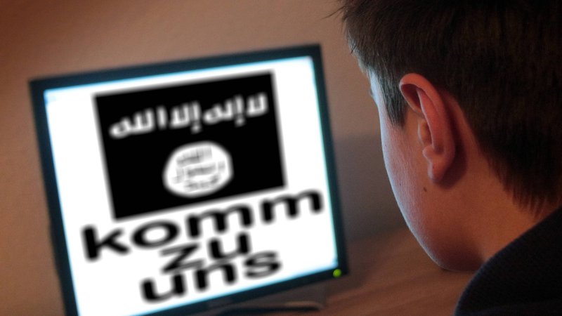 Junger Mann blickt auf Bildschirm mit Islamistischer Werbung "komm zu uns" steht da. | Bild: picture alliance / Ralph Peters Junger Mann blickt auf Bildschirm mit Islamistischer Werbung "komm zu uns" steht da.