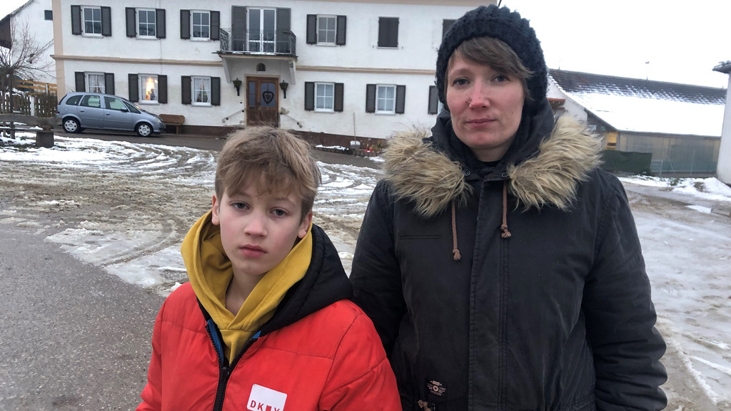 Der elfjährige Jakob sei groß genug, um auf der Landstraße zur Schule zu gehen, sagt das zuständige Amt. Mutter Melanie ist entsetzt. 