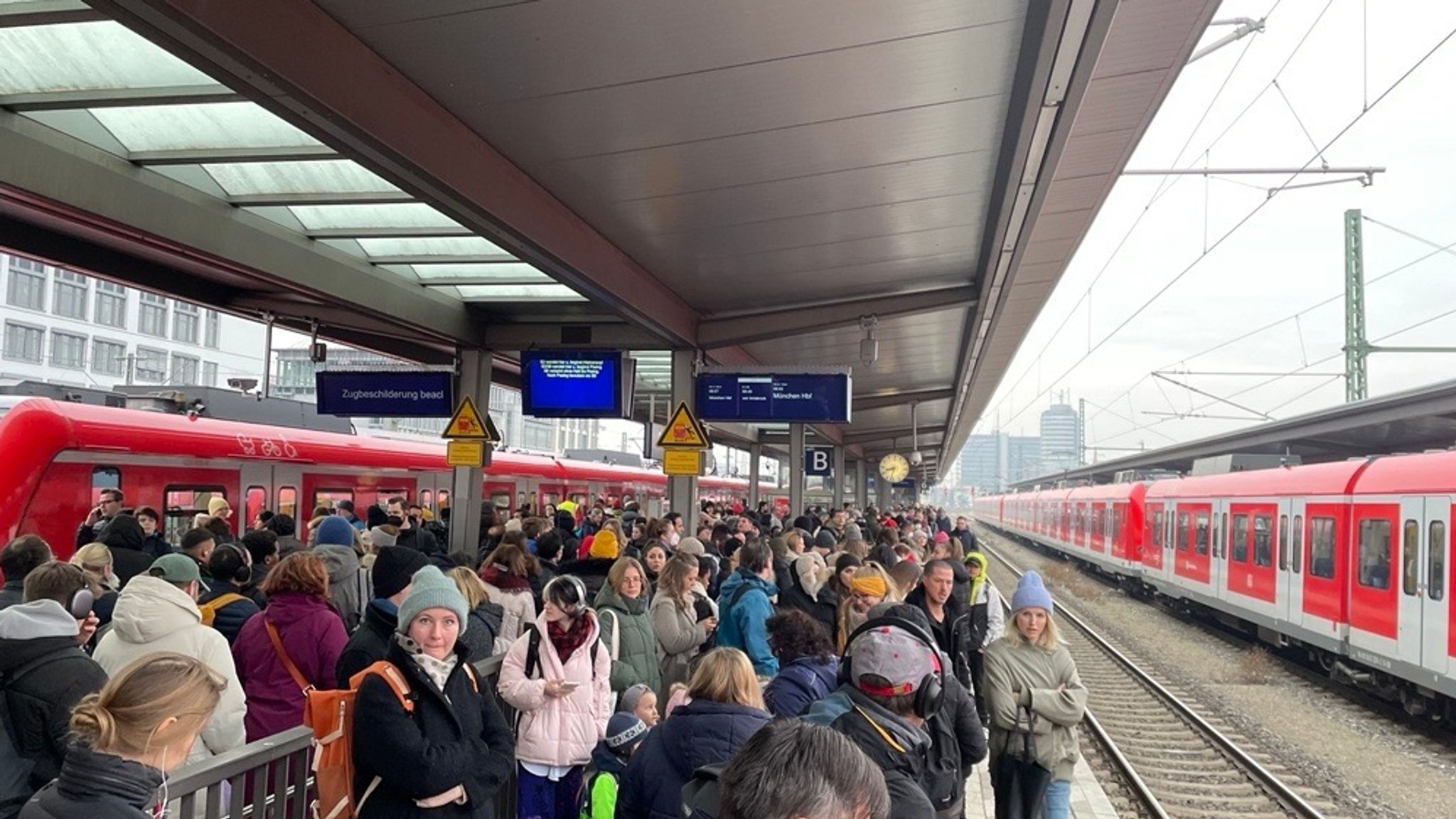 Hunderte Menschen warten am Freitagmorgen am Ostbahnhof auf eine S-Bahn. Die S-Bahn-Stammstrecke zwischen Pasing und Ostbahnhof ist gesperrt. | Bild: BR / Peter Steinhöfel Hunderte Menschen warten am Freitagmorgen am Ostbahnhof auf eine S-Bahn. Die S-Bahn-Stammstrecke zwischen Pasing und Ostbahnhof ist gesperrt.