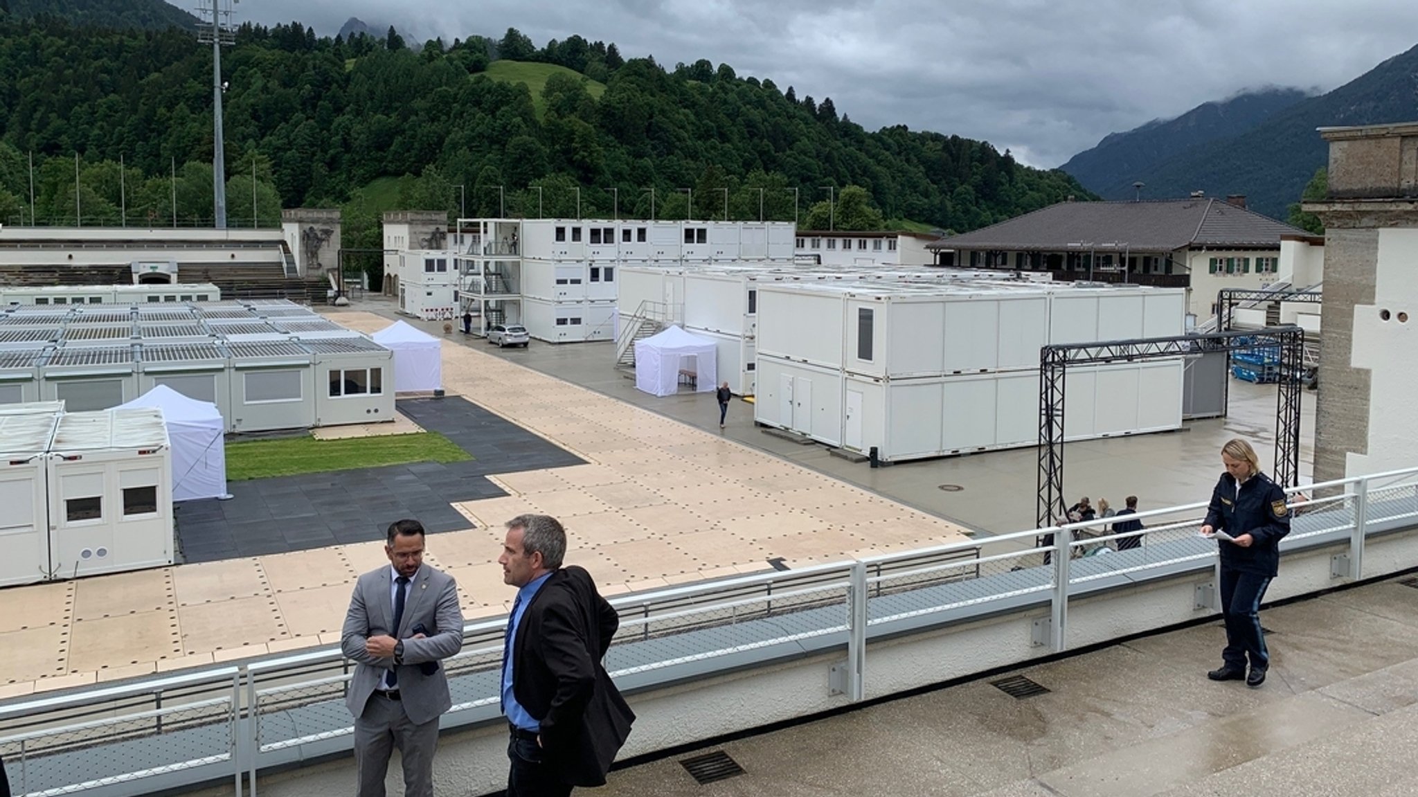 Das mobile Justizzentrum mit Arrestzellen im Skisprung-Stadion von Garmisch-Partenkirchen für den G7-Gipfel auf Schloss Elmau (Archivfoto).