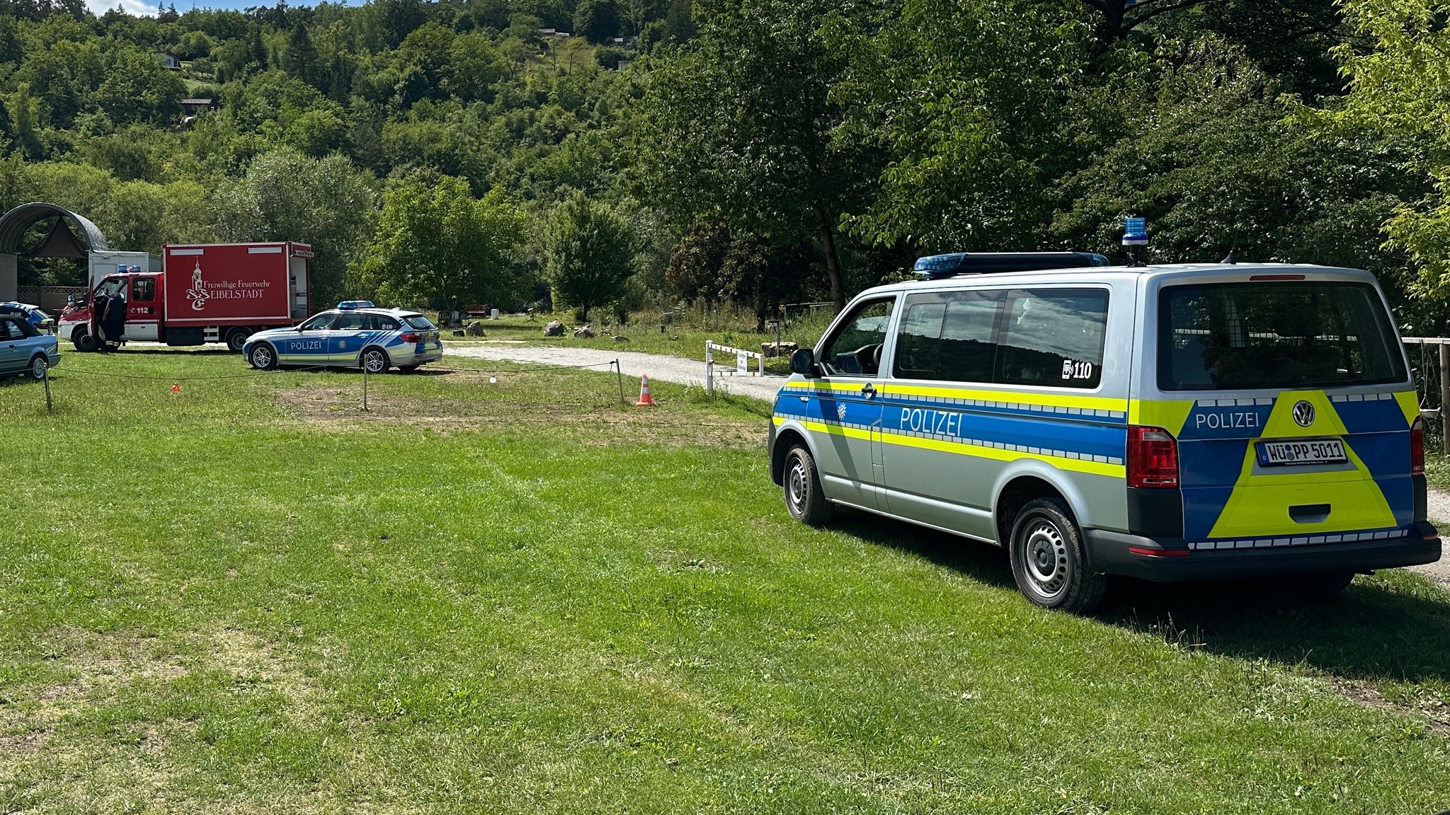 Rettungskräfte bei der Bergung einer Leiche aus dem Main nahe Eibelstadt