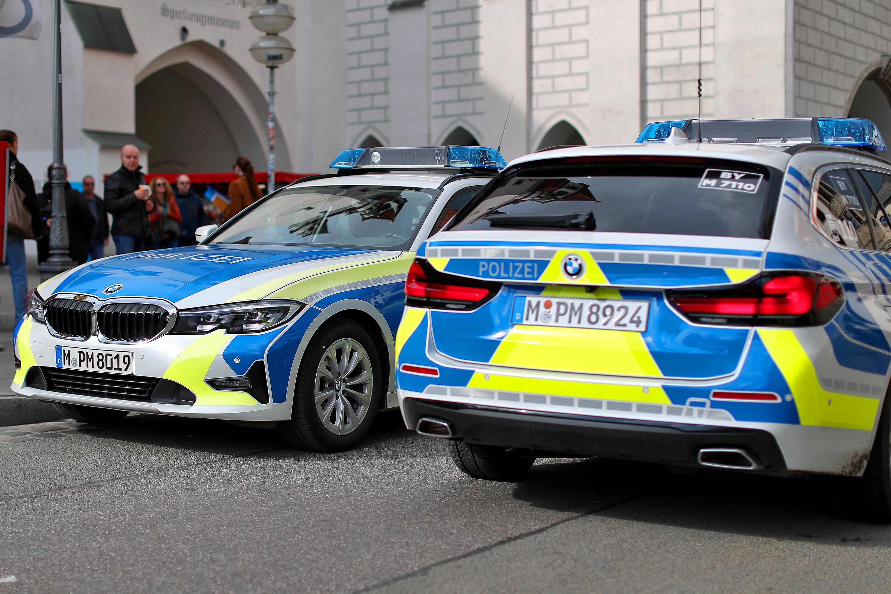 Zwei Polizeiautos in der Münchner Innenstadt