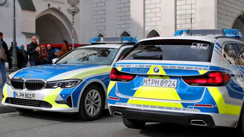 Zwei Polizeiautos in der Münchner Innenstadt | Bild: picture alliance / Maximilian Koch Zwei Polizeiautos in der Münchner Innenstadt