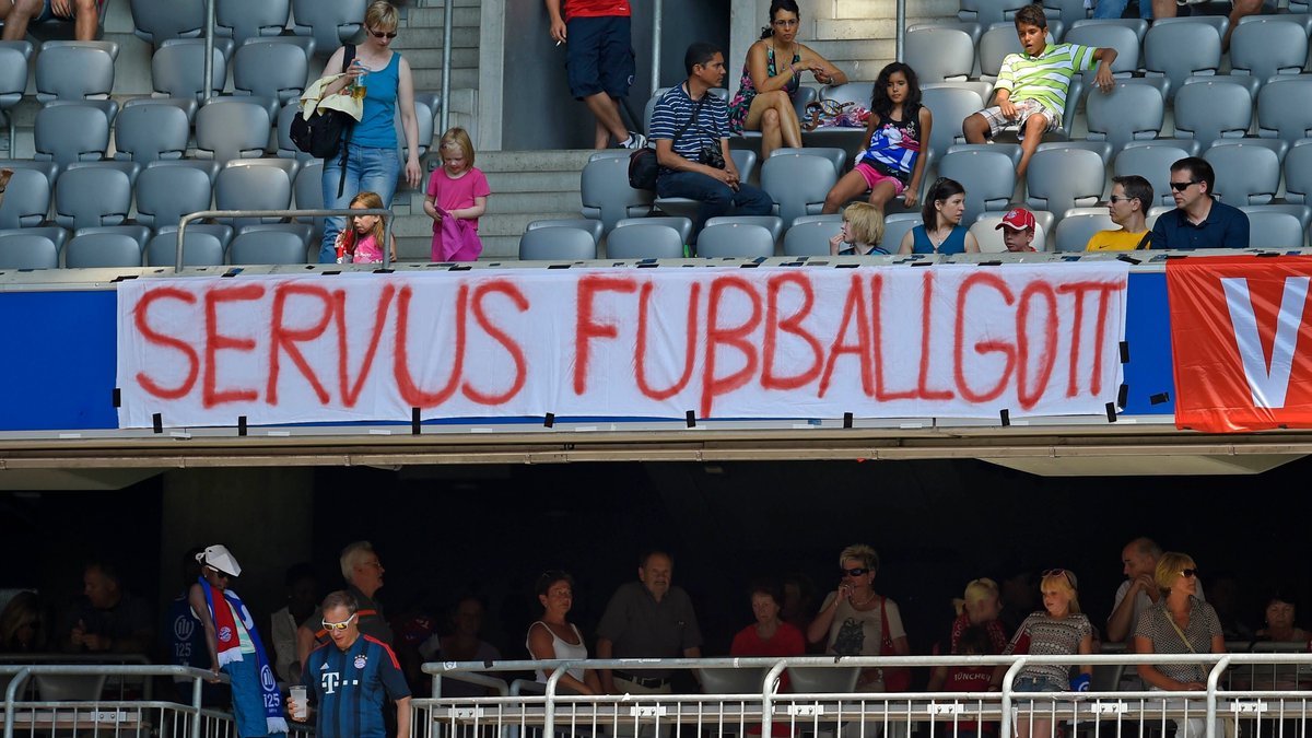 Plakat auf dem "Servus Fußballgott" steht.