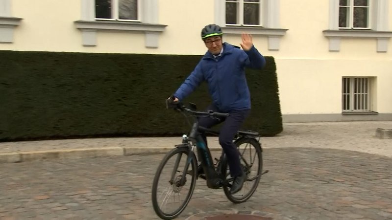 Landwirtschaftsminister Cem Özdemir war mit E-Bike zum Schloss Bellevue gefahren.