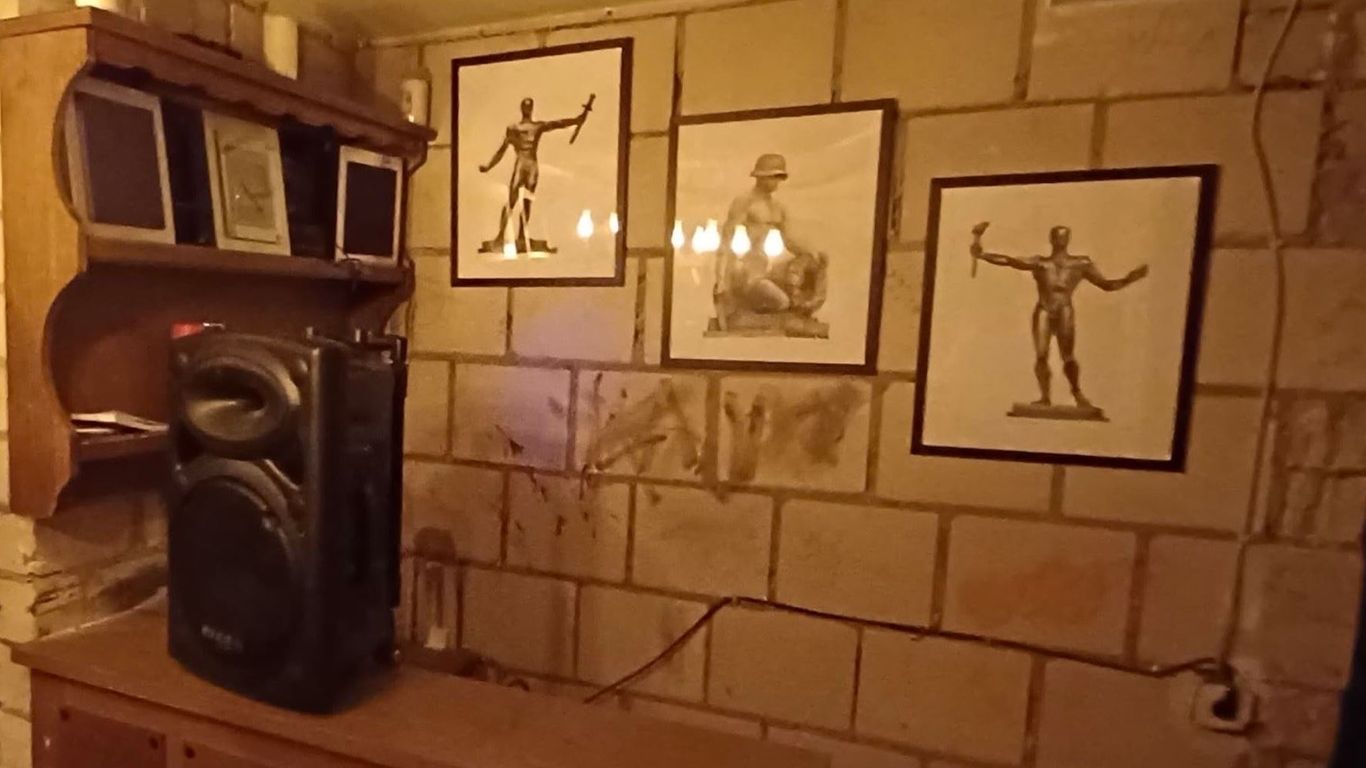 Bilder an einer Wand im Keller der 