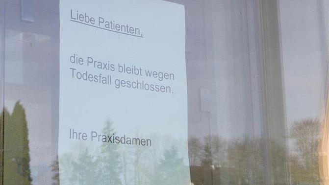 "Die Praxis bleibt wegen eines Todesfalls geschlossen" steht auf einem Aushang in einer Artzpraxis in Bachhahgel im Landkreis Dillingen