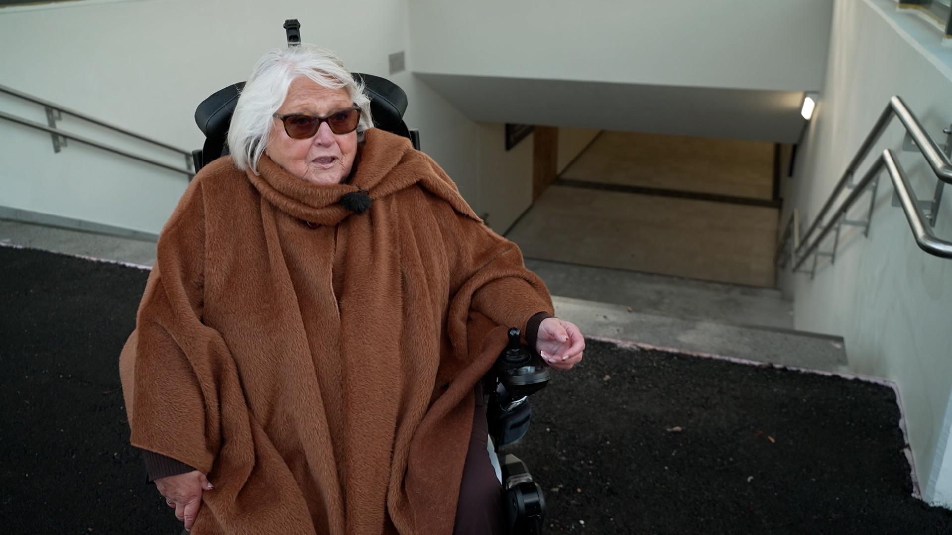 Waltraud Joa, die Behindertenbeauftragte der Stadt Marktoberdorf, vor der Unterführung am umgebauten Bahnhof.