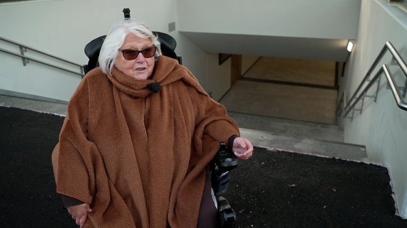 Waltraud Joa, die Behindertenbeauftragte der Stadt Marktoberdorf, vor der Unterführung am umgebauten Bahnhof. | Bild: BR/Rupert Waldmüller Waltraud Joa, die Behindertenbeauftragte der Stadt Marktoberdorf, vor der Unterführung am umgebauten Bahnhof.