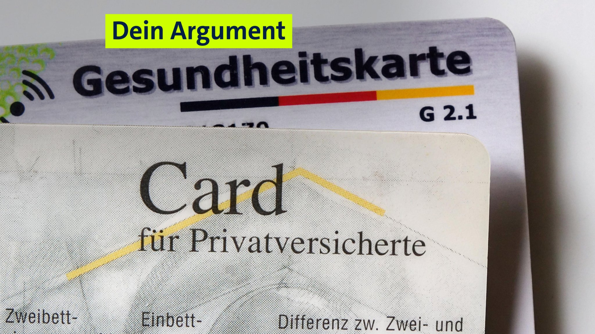 Die Versichertenkarte einer privaten Krankenversicherung und dahinter die einer gesetzlichen Krankenversicherung.