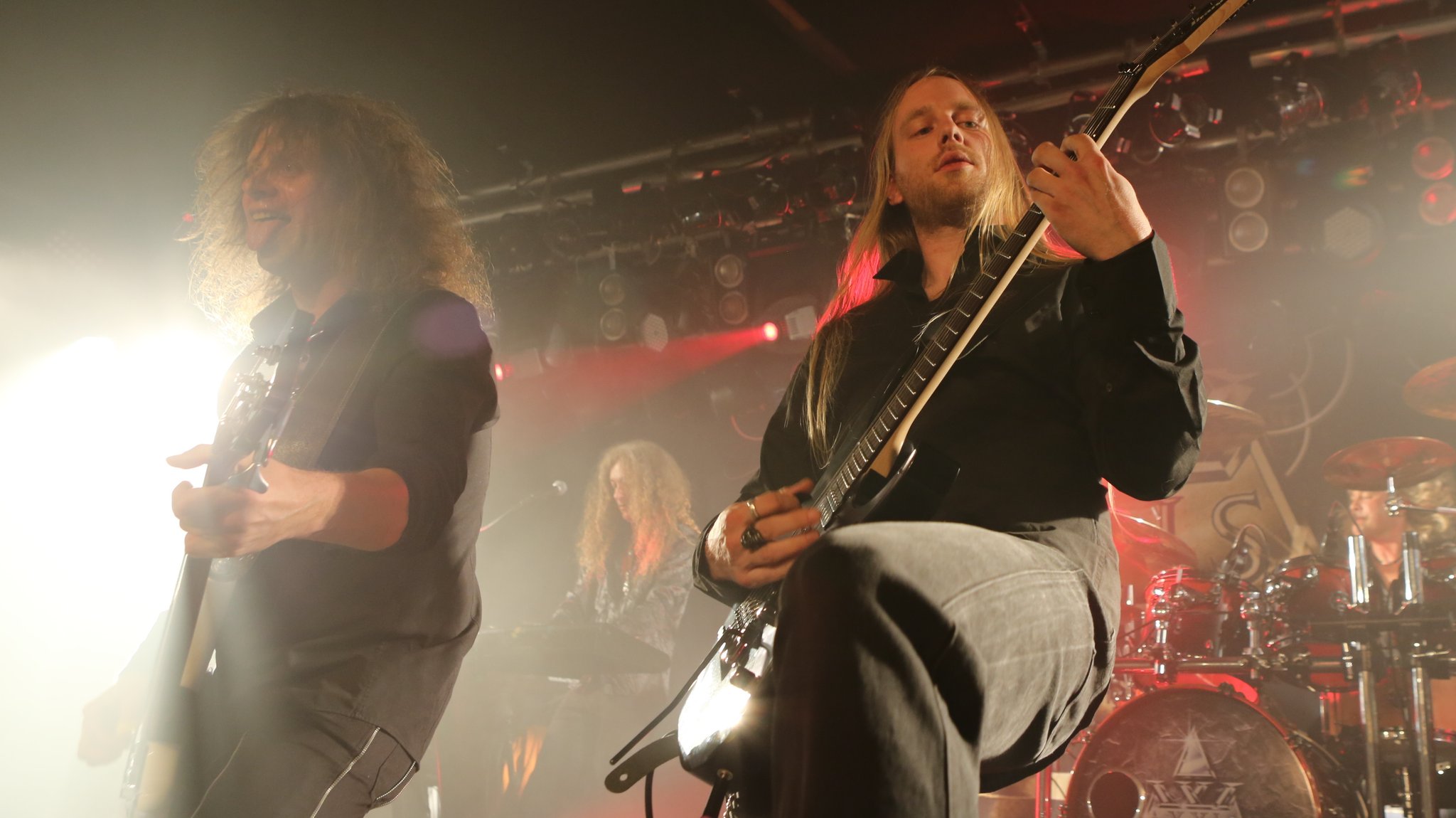 Bassist Rob Schomaker und Gitarrist Stefan Weber von AXXIS am 09.09.2015 zum Tourauftakt der "Living The Dream"-Tour im Club Colos-Saal in Aschaffenburg.