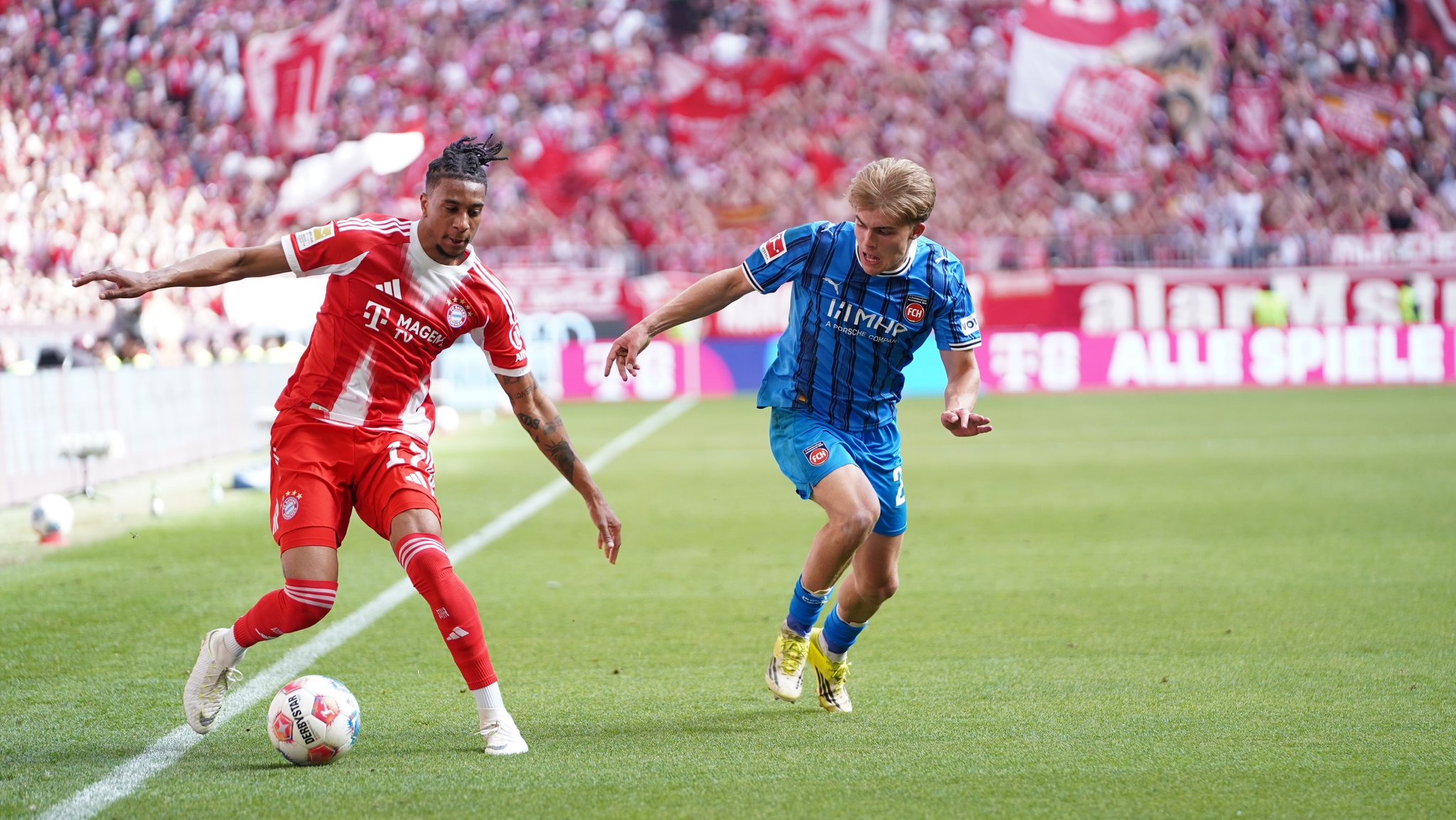 Michael Olise (FCB) im Zweikampf mit Hennes Behrens (FCH)