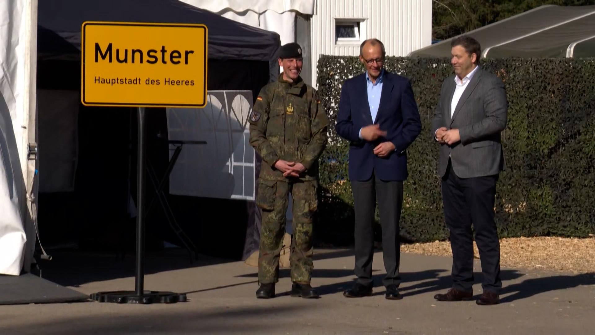 Merz mit Soldaten.
