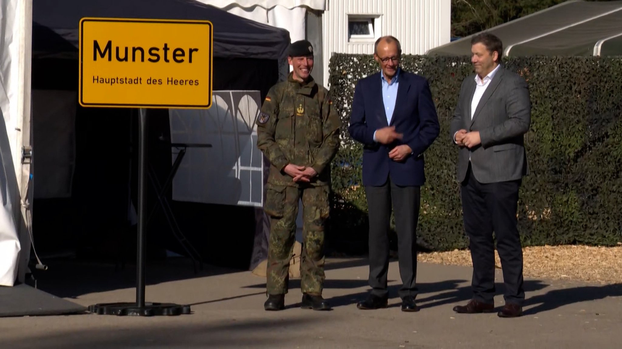 Merz mit Soldaten.