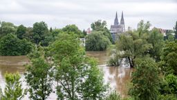 In Regensburg ist die Donau weit über die Ufer getreten. Das Hochwasser soll weiter steigen. | Bild:picture alliance/dpa | Pia Bayer
