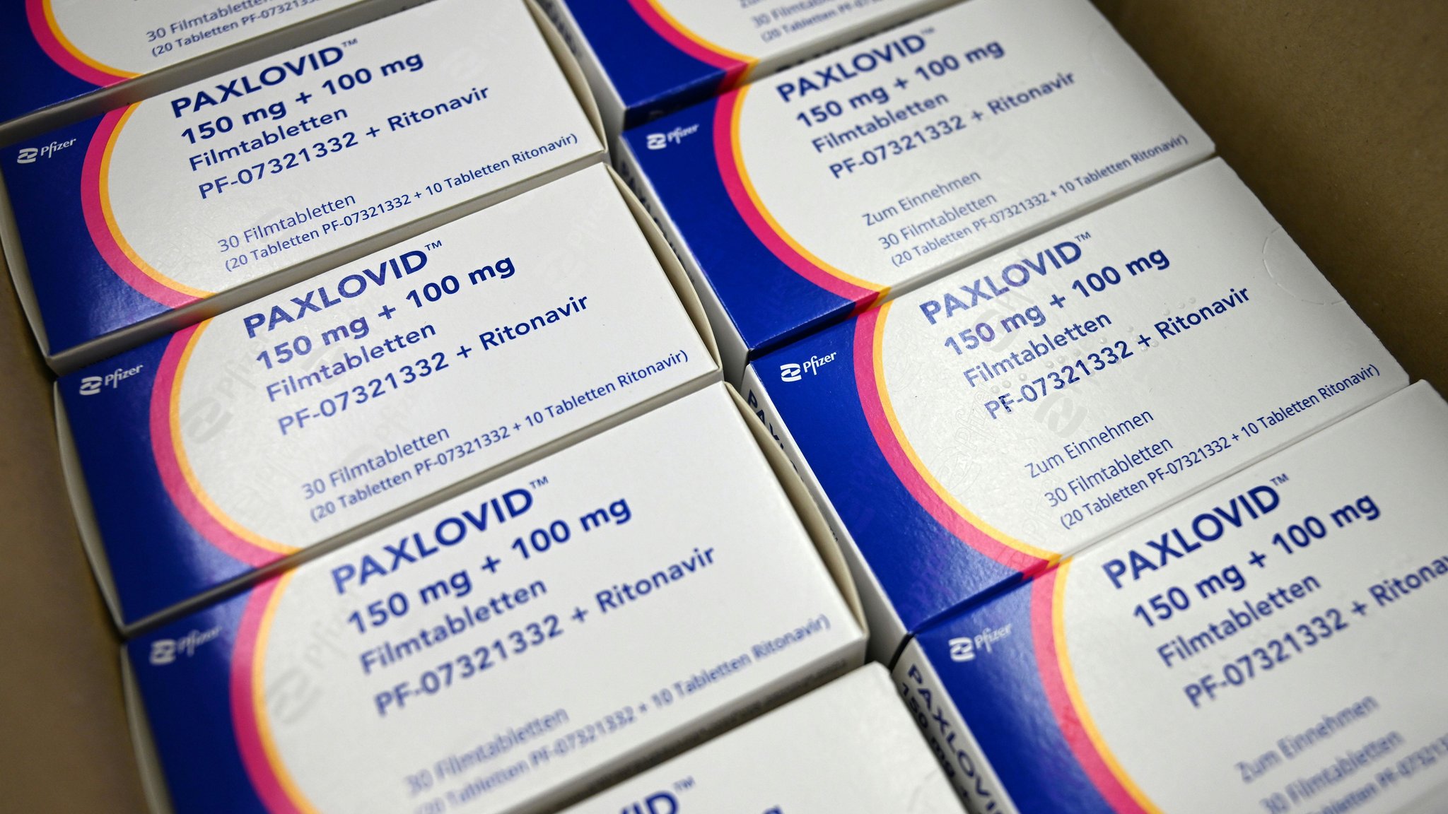 Mehrere Packungen des Medikaments "Paxlovid" liegen nebeneinander. 