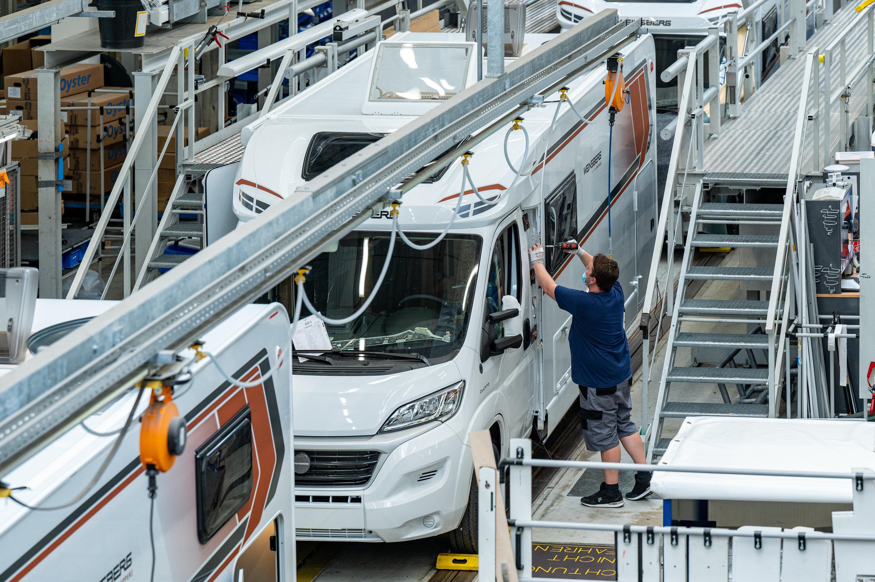 Ein Mann arbeitet an einem Wohnmobil im Werk der Knaus Tabbert AG in Jandelsbrunn. 