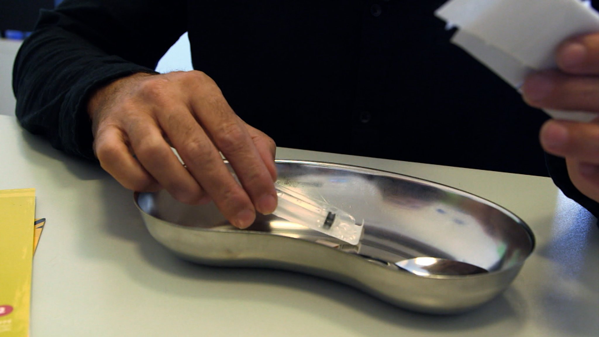 (Symbolbild) Heroin-Utensilien mit einer halb aufgezogenen Spritze liegen auf einem Tisch. | Bild: BR/Julia Müller (Symbolbild) Heroin-Utensilien mit einer halb aufgezogenen Spritze liegen auf einem Tisch.