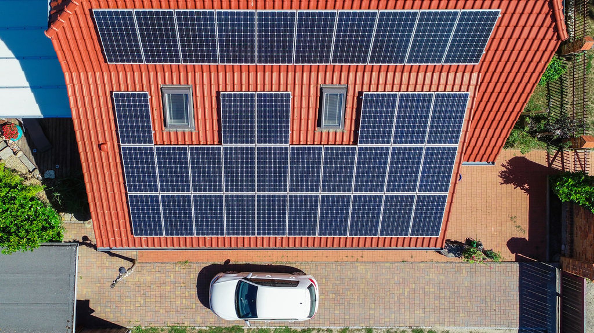 Solaranlage auf einem Dach (Symbolbild) | Bild: dpa-Bildfunk/Patrick Pleul Solaranlage auf einem Dach (Symbolbild)