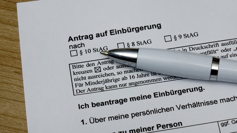 ARCHIV (03.12.2022): Antrag auf Einbürgerung | Bild: picture alliance / ZB | Sascha Steinach ARCHIV (03.12.2022): Antrag auf Einbürgerung