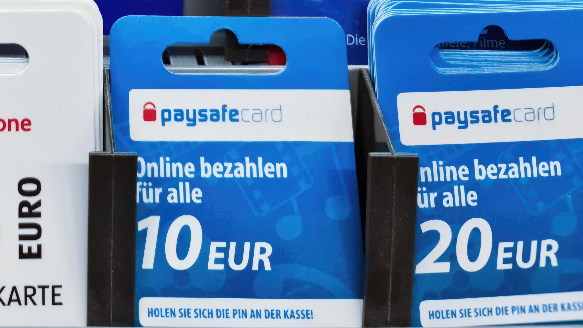 Guthabenkarten von "paysafe" in einem Supermarkt.