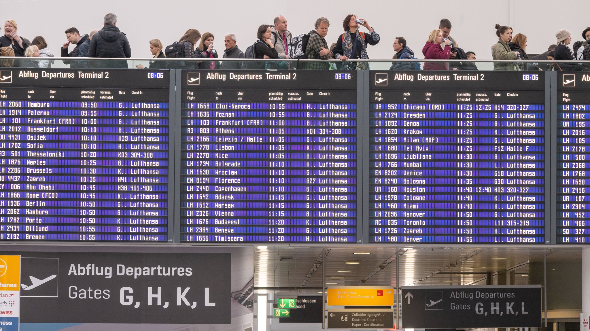 Abflugtafel und Passagiere am Flughafen München (Symbolbild)