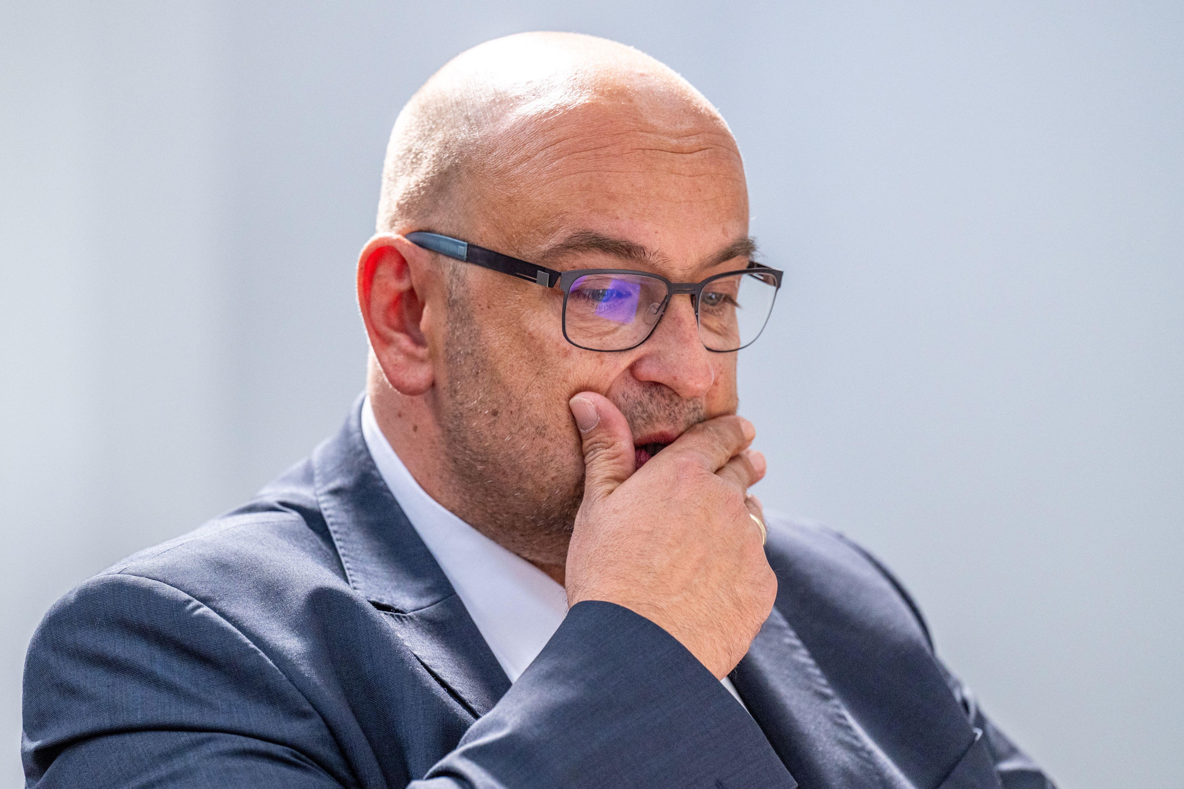 Nach BR-Recherchen nahm die bayerische AfD unter Führung von Landeschef Protschka immer wieder Rechtsextremisten in die Partei auf. 